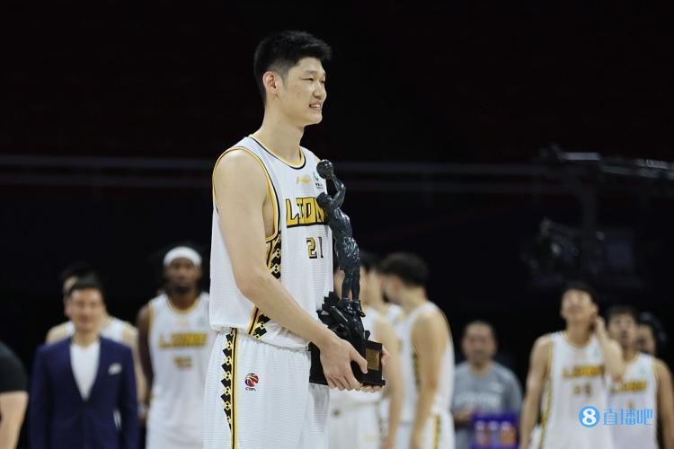 在奇峰伫立、火光遍布的地心世界场景中，金刚将权杖从远古巨兽的头骨上拔出